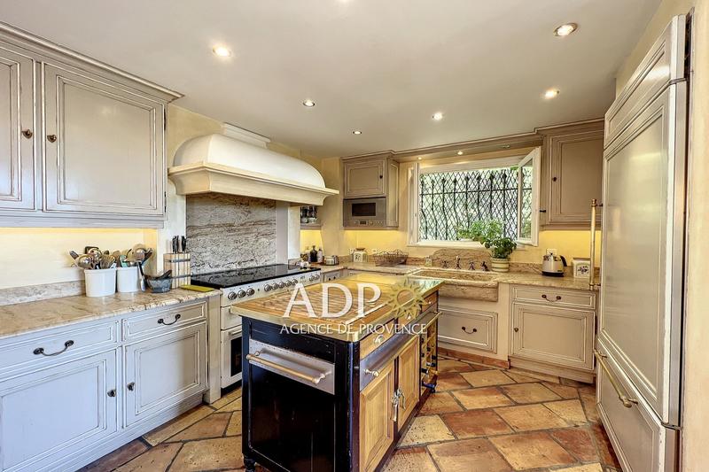 Propriété - 300 m² - 8 pièces