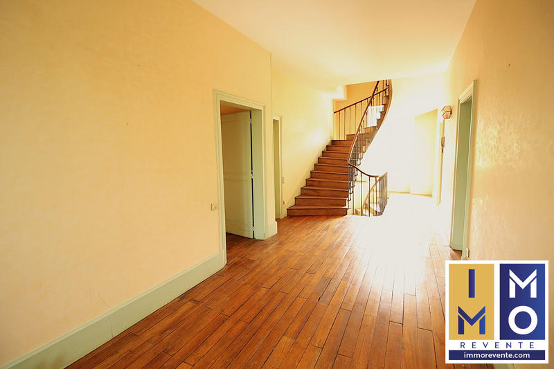 Maison - 458 m² - 11 pièces