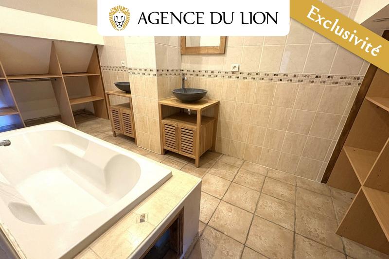 Maison - 240 m² - 10 pièces