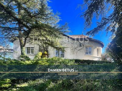 Maison - 202 m² - 8 pièces