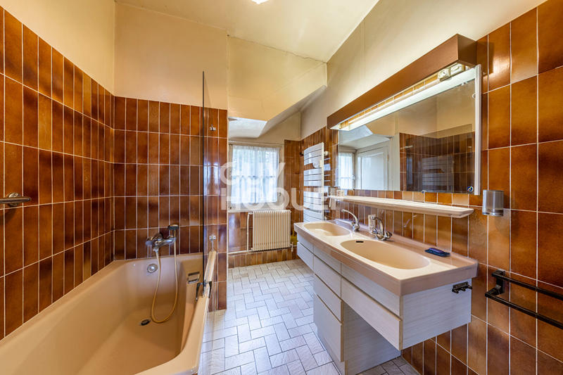 Maison - 182 m² - 9 pièces