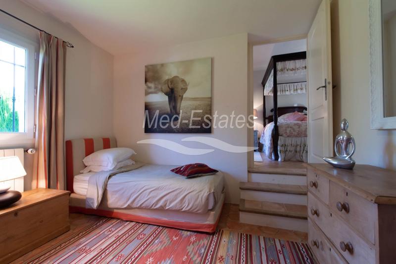 Villa - 242 m² - 8 pièces