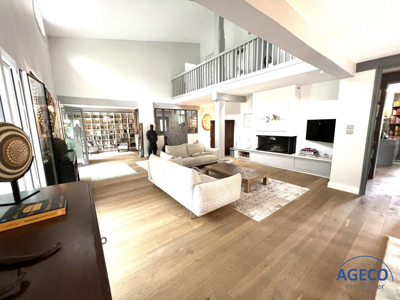 Villa - 348 m² - 6 pièces