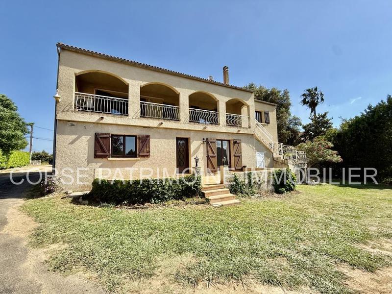 Maison - 225 m² - 12 pièces