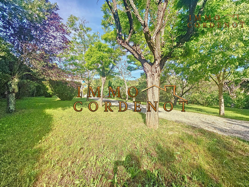 Maison traditionnelle - 237 m² - 9 pièces