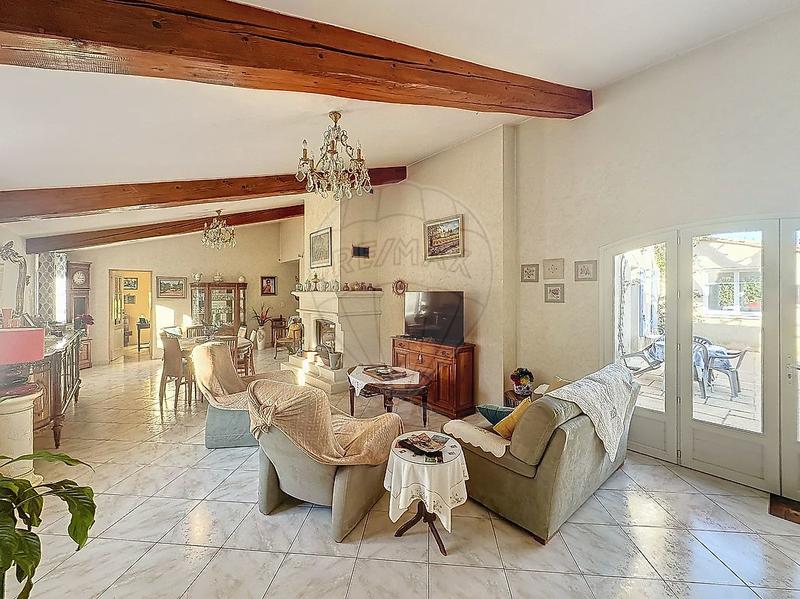 Mas - 300 m² - 12 pièces