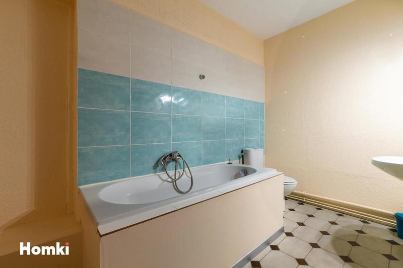 Maison - 1 800 m² - 31 pièces