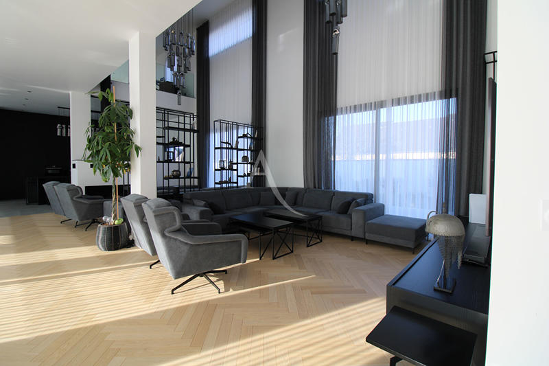 Maison - 330 m² - 11 pièces