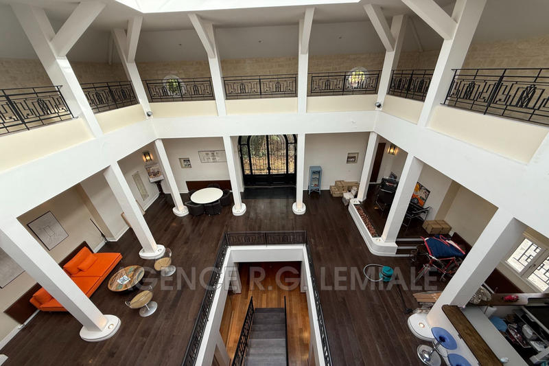 Maison - 937 m² - 15 pièces