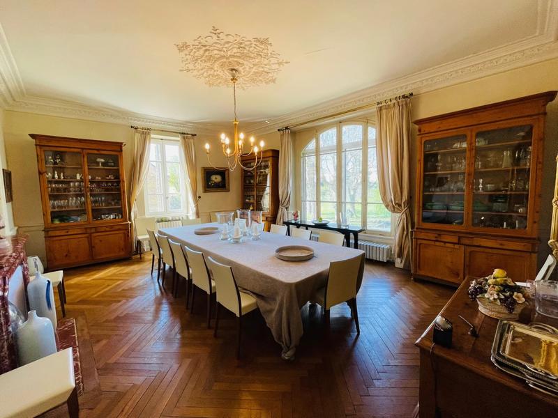 Propriété - 684 m² - 15 pièces