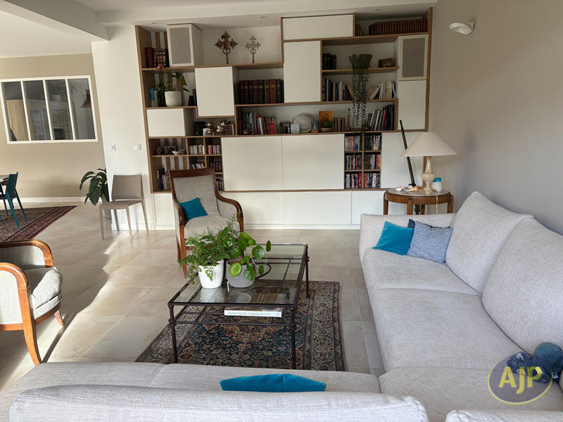 Maison - 260 m² - 10 pièces