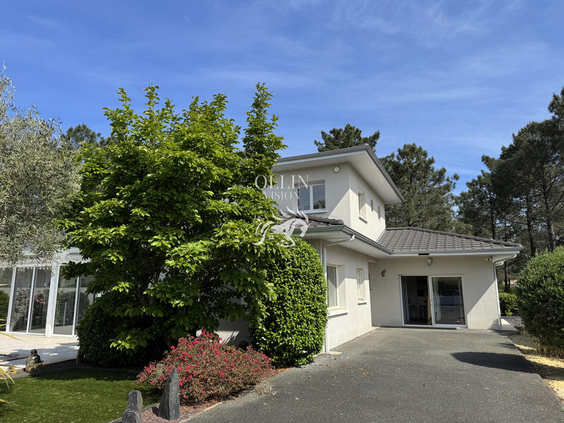 Villa - 208 m² - 9 pièces