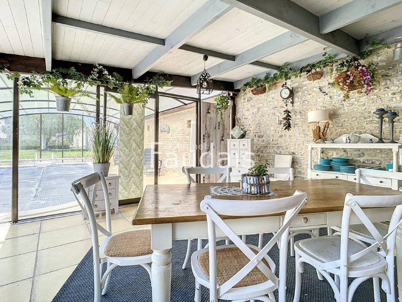 Propriété - 300 m² - 25 pièces