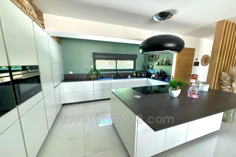 Propriété - 203 m² - 10 pièces