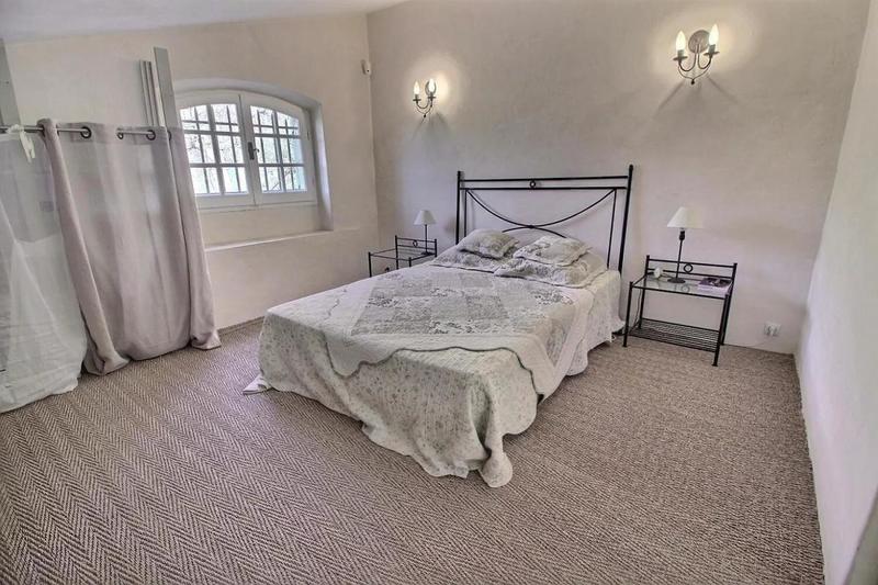 Maison - 240 m² - 7 pièces