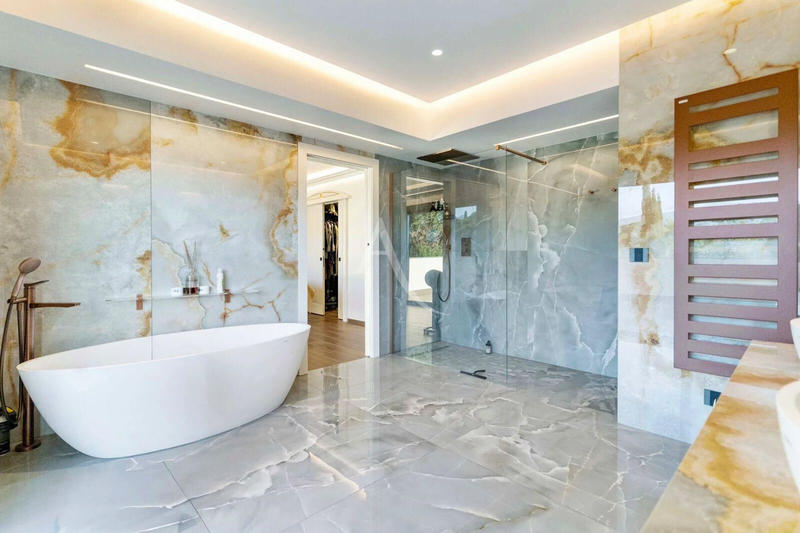 Maison - 220 m² - 5 pièces