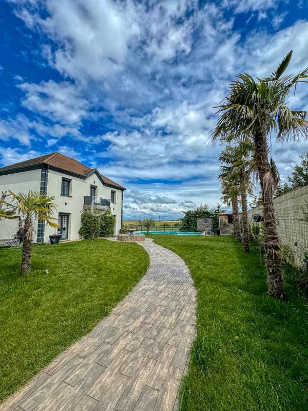 Maison - 250 m² - 11 pièces