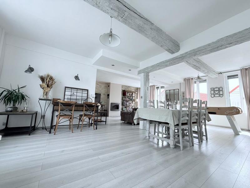 Maison - 210 m² - 6 pièces