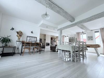 Maison - 210 m² - 6 pièces