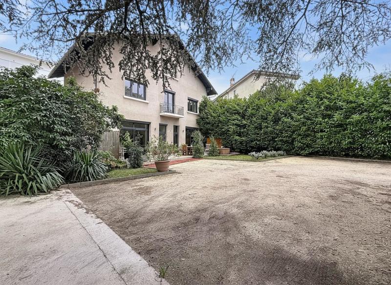 Maison - 275 m² - 7 pièces