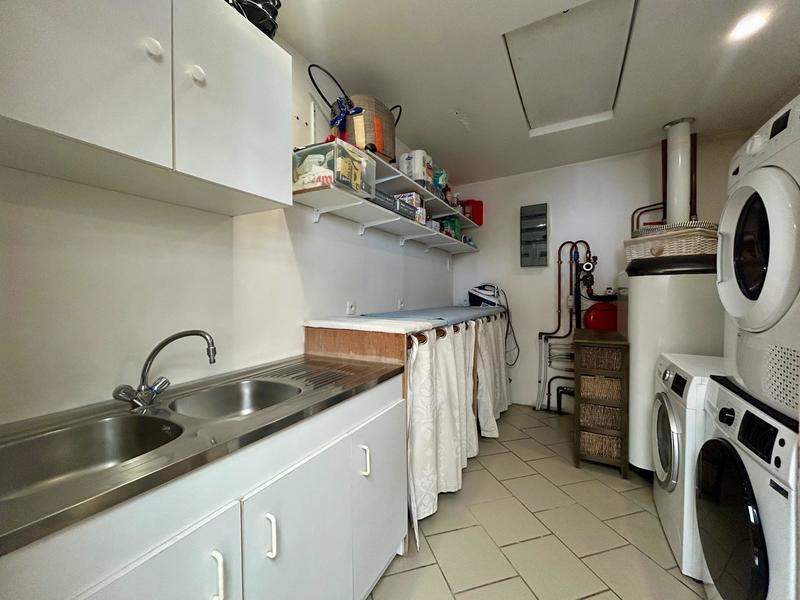 Maison - 323 m² - 6 pièces