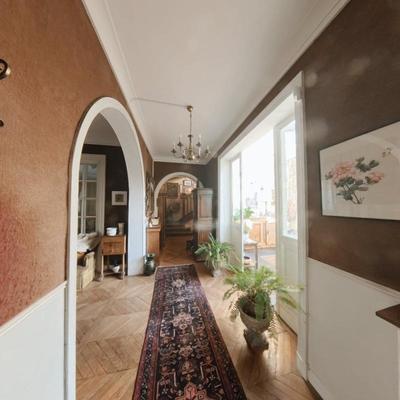 Maison - 220 m² - 8 pièces