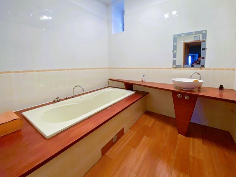 Maison - 220 m² - 7 pièces