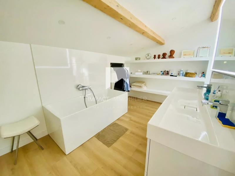 Maison - 230 m² - 6 pièces