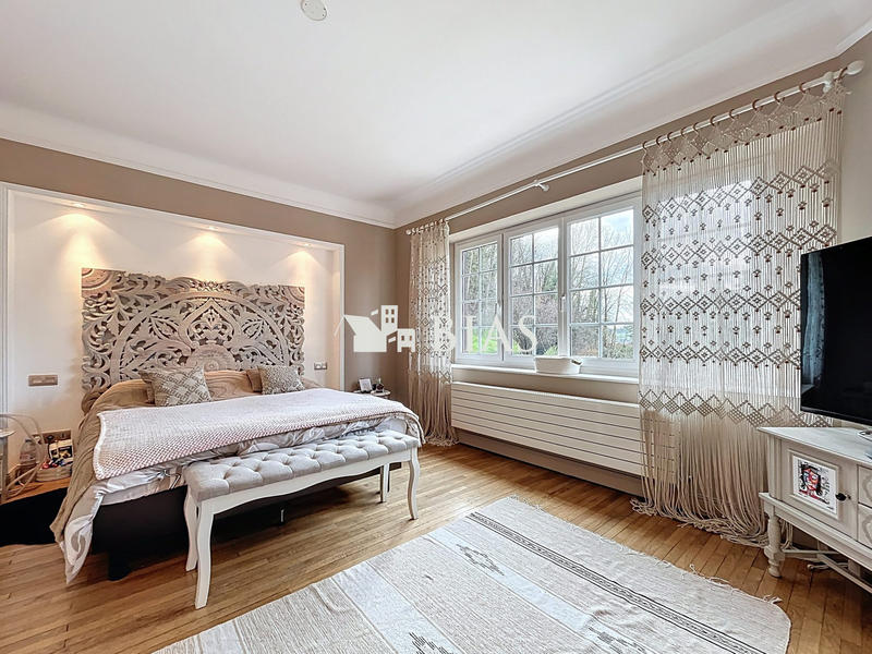 Maison - 350 m² - 12 pièces