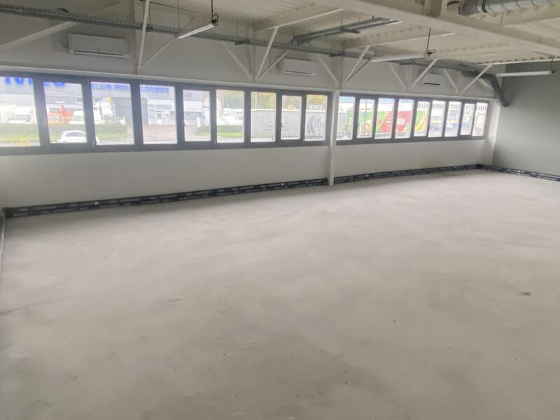 Local d'activités - 261 m²