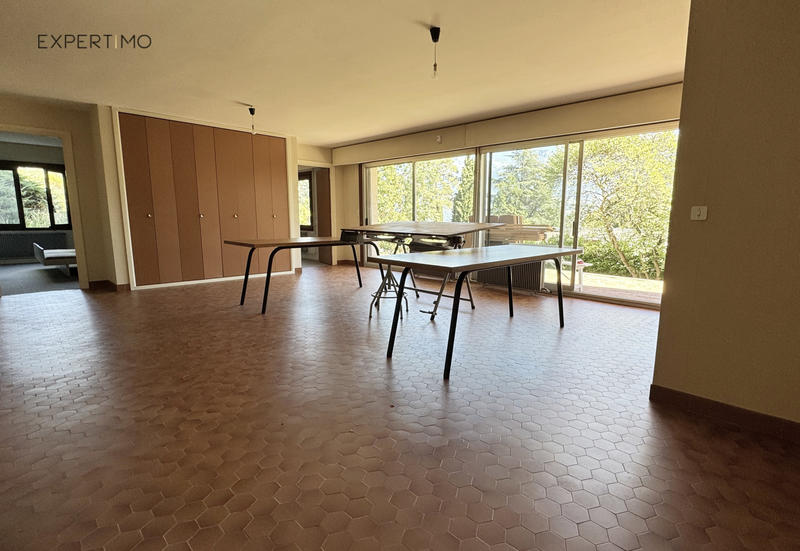 Propriété - 250 m² - 8 pièces