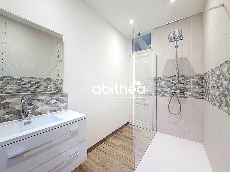 Maison - 205 m² - 9 pièces