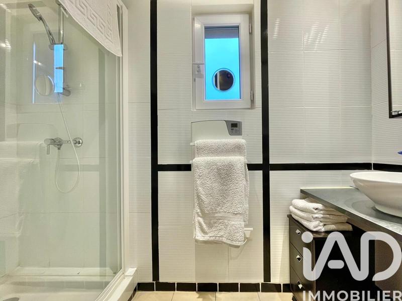 Maison - 239 m² - 9 pièces