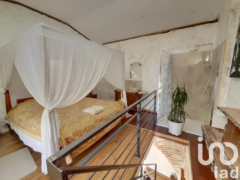 Maison - 1 828 m² - 50 pièces