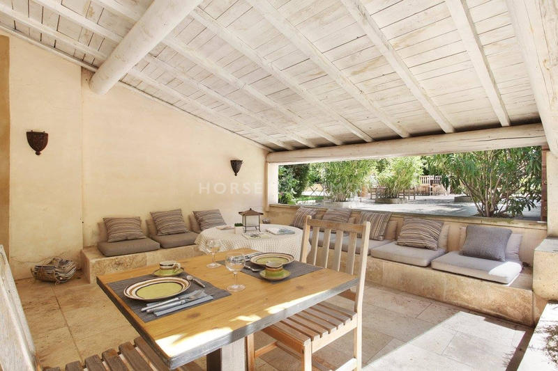 Maison - 1 745 m² - 50 pièces