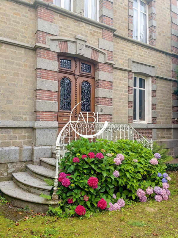 Maison - 220 m² - 9 pièces