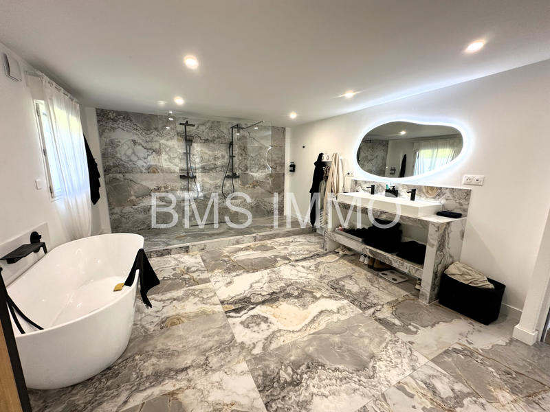 Maison - 251 m² - 6 pièces