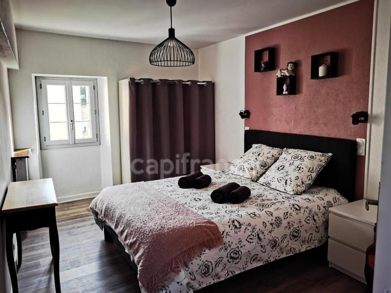 Propriété - 208 m² - 9 pièces