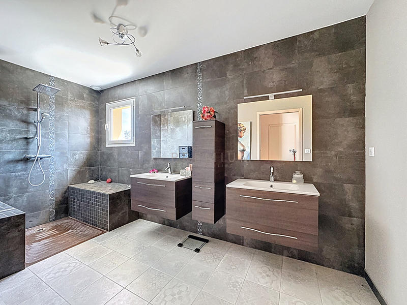 Villa - 217 m² - 6 pièces