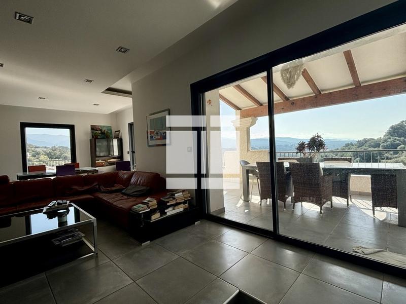 Villa - 166 m² - 6 pièces