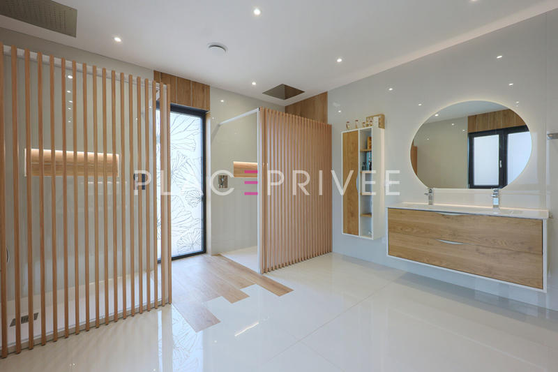 Maison - 300 m² - 9 pièces