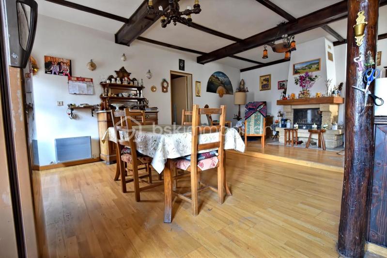 Maison traditionnelle - 275 m² - 12 pièces