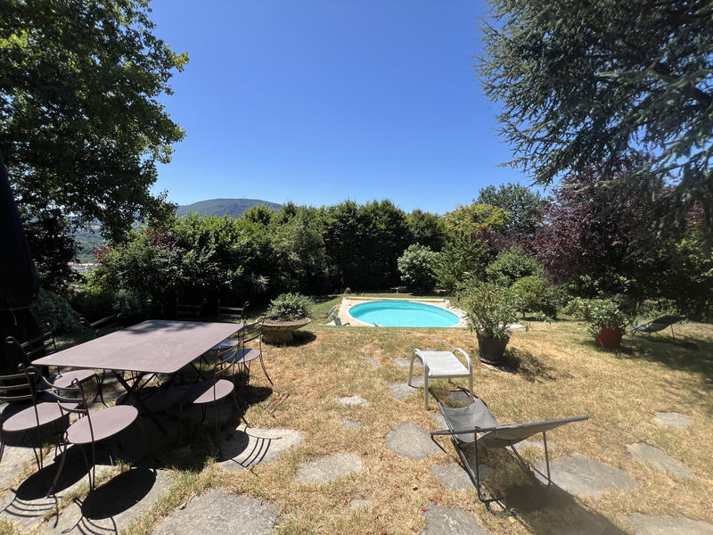 Maison - 237 m² - 8 pièces