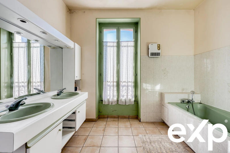 Maison - 246 m² - 10 pièces