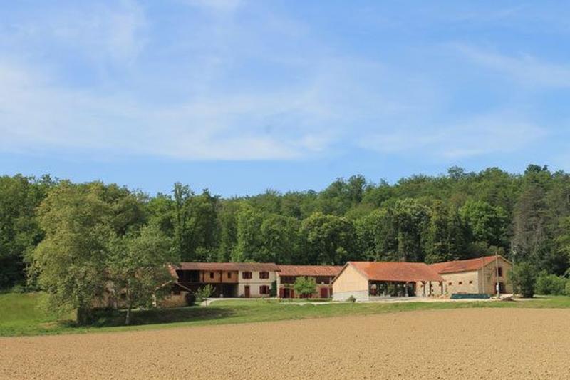 Maison - 1 500 m² - 40 pièces