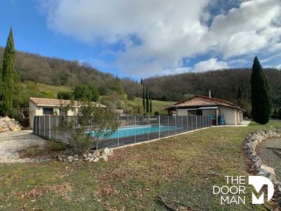 Maison - 220 m² - 8 pièces