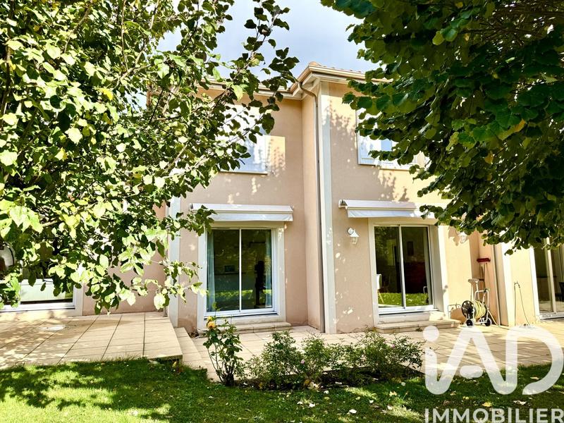 Maison - 240 m² - 8 pièces