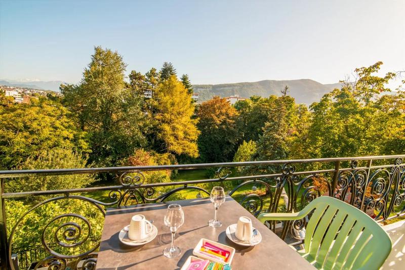 Maison - 270 m² - 10 pièces