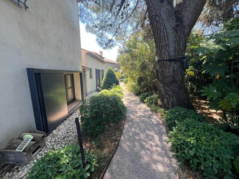 Propriété - 256 m² - 7 pièces