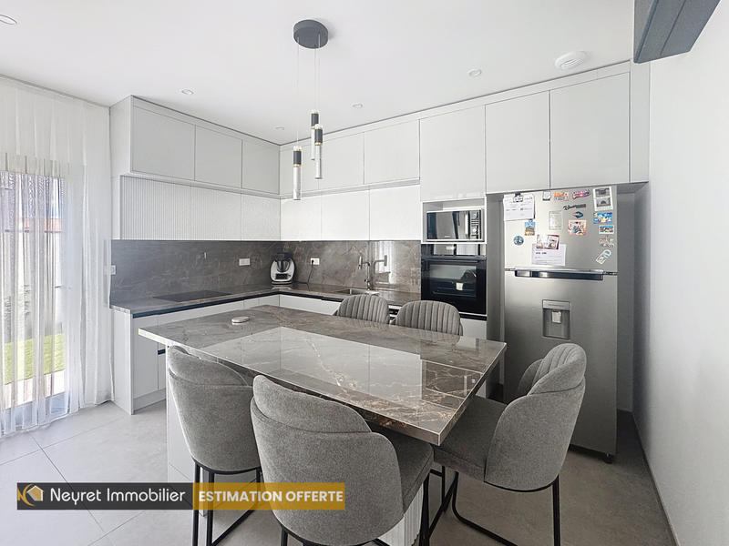 Maison - 237 m² - 9 pièces